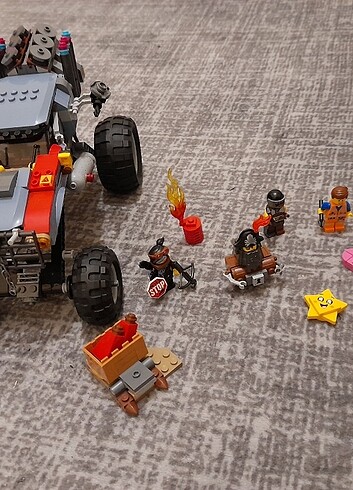 Beden LEGO Emmet Ve Lucy'nin Kaçış Arabası! (70829)