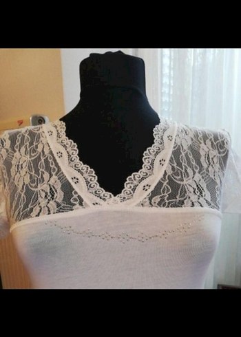 Dantelli V Yakalı Beyaz Kısa Kollu Bluz - Görsel 3