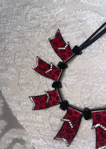 Uzun Kırmızı Nakışlı Gotik Kolye - Görsel 2