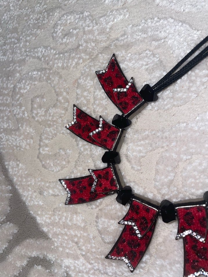 Uzun Kırmızı Nakışlı Gotik Kolye - Görsel 2