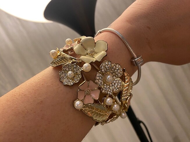 Accessorize Accessorize gold taşlı ve çiçek desenli kelepçe bileklik