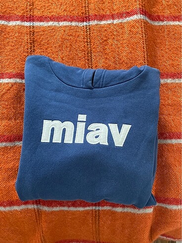 mavi sweatshirt miav yazılı