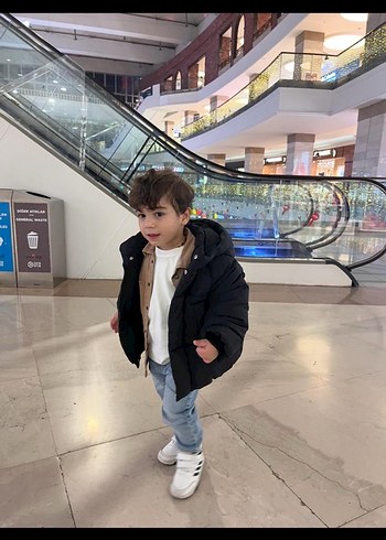 Siyah Kapüşonlu Erkek Çocuk Mont - Görsel 2