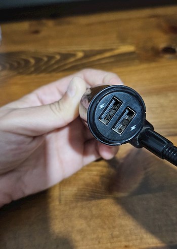 Çift USB Girişli Siyah Telefon Şarj Cihazı