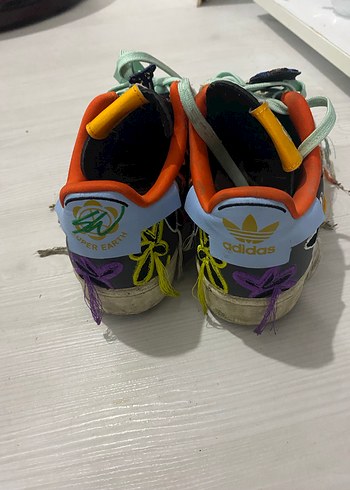 36,5 Beden Çiçek Nakışlı Renkli Kadın Spor Ayakkabı