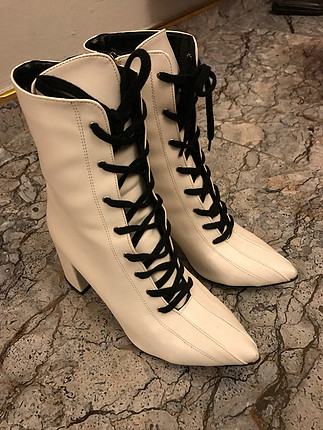 Beyaz bot ayakkabı