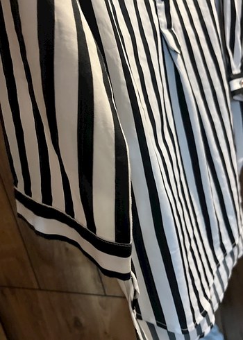 Düğmeli Siyah Beyaz Çizgili Kadın Gömlek - Görsel 3