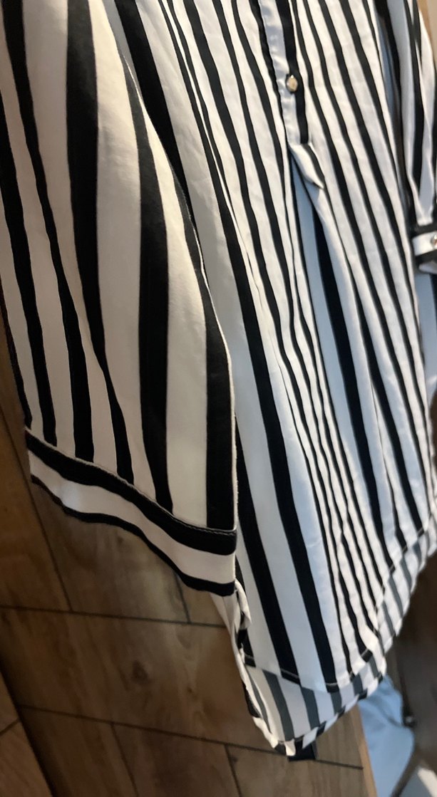 Düğmeli Siyah Beyaz Çizgili Kadın Gömlek - Görsel 3