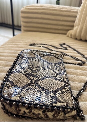 Gri Yılan Desenli Zincir Detaylı Deri Çanta - Görsel 2