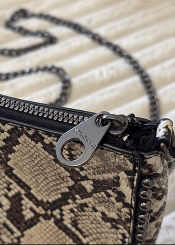 Gri Yılan Desenli Zincir Detaylı Deri Çanta - Görsel 3