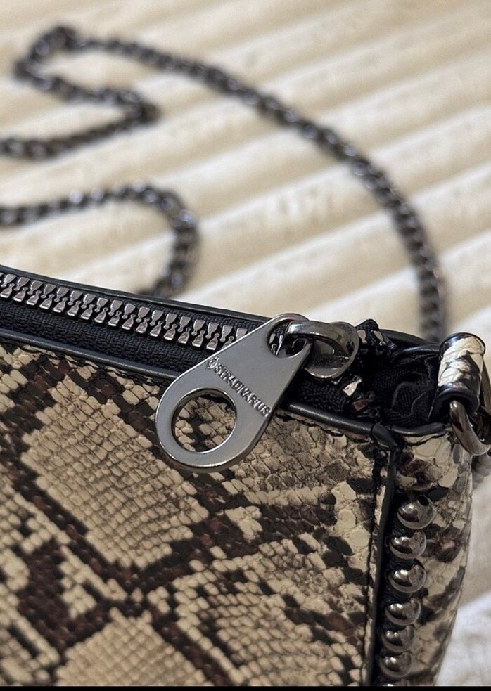 Gri Yılan Desenli Zincir Detaylı Deri Çanta - Görsel 3