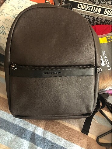 Orijinal Pierre Cardin sırt çantası etiketi üzerinde?