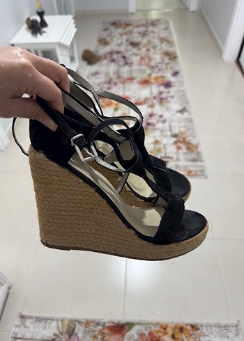 Siyah Yılan Desenli Süet Dolgu Topuklu Kadın Ayakkabı