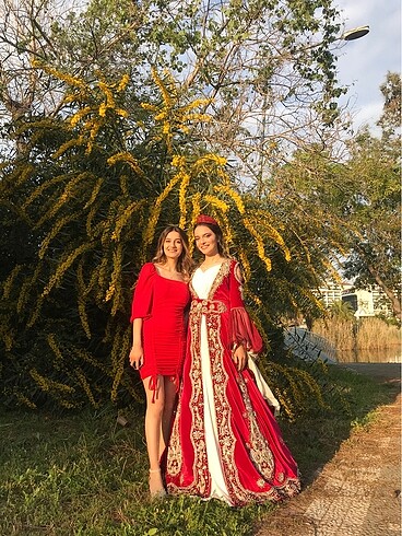Kırmızı büzgülü elbise.