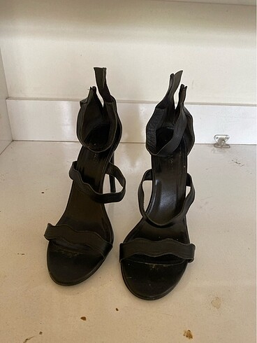 Bantlı topuklu stiletto