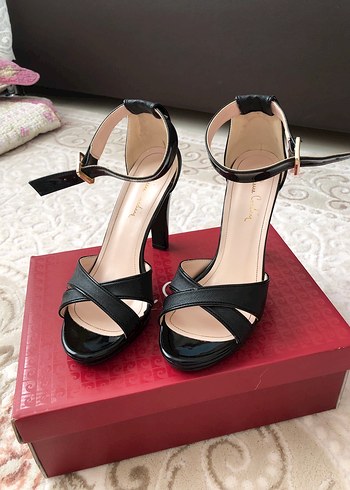 Klasik Siyah Stiletto Topuklu Kadın Ayakkabısı