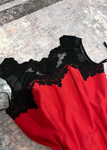 Dantel Detaylı Kırmızı Straplez Midi Elbise - Görsel 2