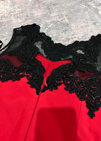 Dantel Detaylı Kırmızı Straplez Midi Elbise - Görsel 3