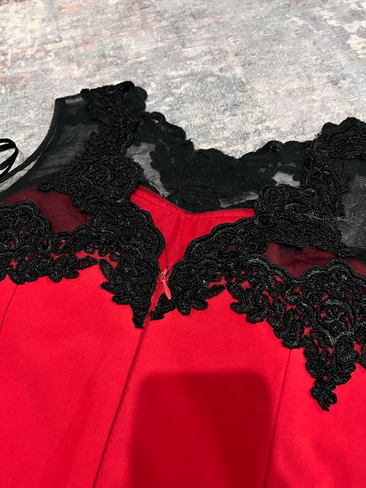 Dantel Detaylı Kırmızı Straplez Midi Elbise - Görsel 3