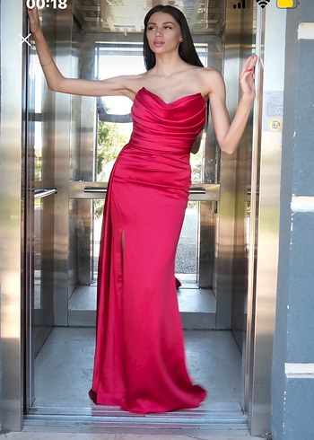 Parlak Kırmızı Drapeli Straplez Uzun Elbise - Görsel 2