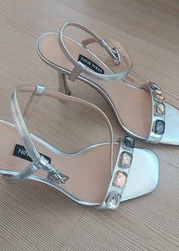 Nine West Nine West Beyaz Parlak Tokalı Topuklu Kadın Ayakkabı