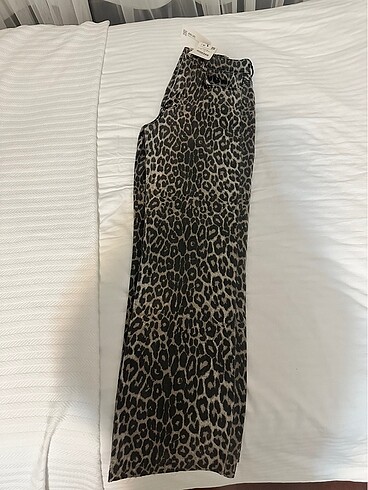 Zara Straight Leopar Jean