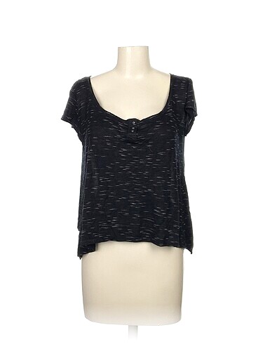 Bershka T-shirt %70 İndirimli.