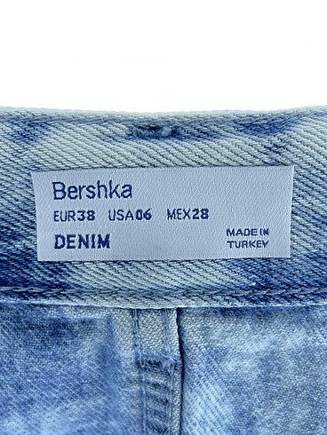 38 Beden çeşitli Renk Bershka Mini Şort %70 İndirimli.