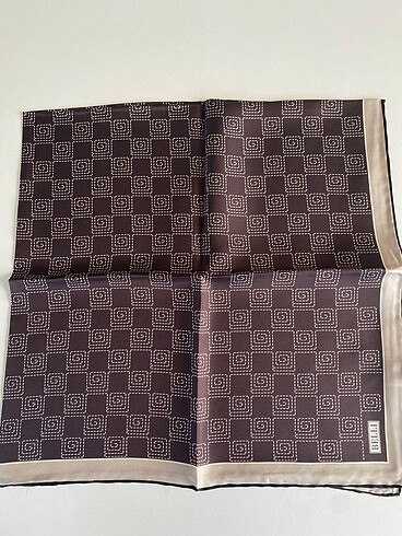 Beden siyah Renk Belli marka etiketli twill eşarp