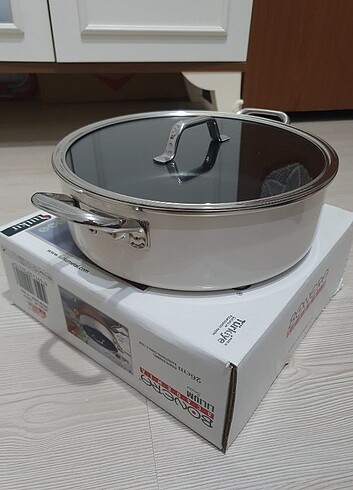 BONERA 26 CM DIŞI EMAYE İÇİ TİTANYUM KARNIYARIK TENCERE