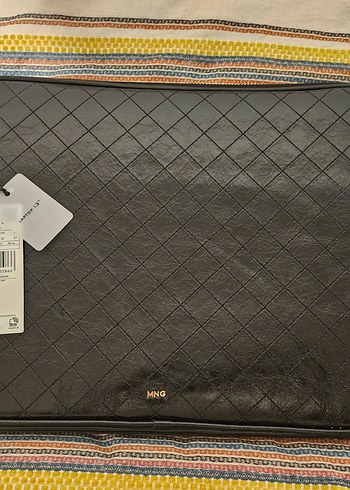 MANGO SIYAH RENK LAPTOP ÇANTASI 36/25CM