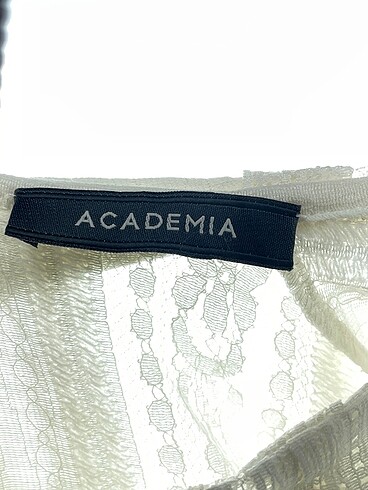 34 Beden beyaz Renk Academia Bluz %70 İndirimli.