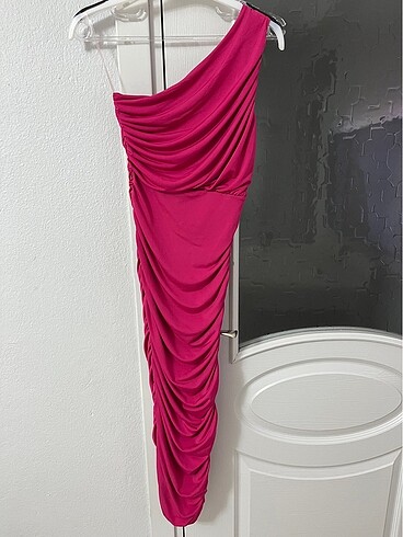 Pembe tek omuz elbise