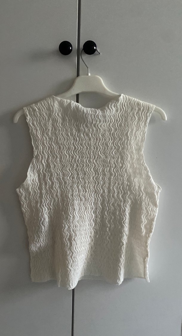 Beyaz Kısa Kollu Pliseli Keten Kadın Tişört - Görsel 3