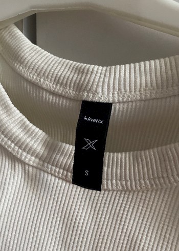 Beyaz Yüksek Yakalı Kolsuz Mini bluz - Görsel 2