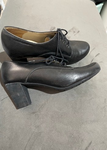Gön Deri Düğmeli Siyah Kadın Dolgu Topuk Ayakkabı