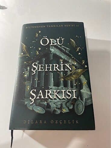 Ölü Şehrin Şarkısı adlı bir kitap. Yazarı Dilara Özçelik .Yetişk