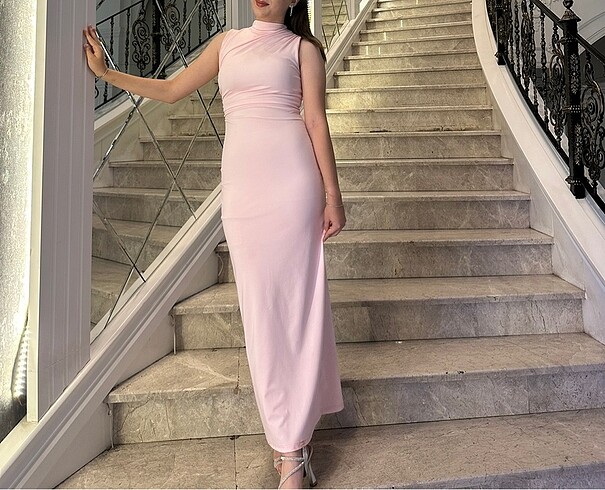 Drapeli pembe elbise