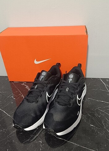37,5 Beden siyah Renk Sıfır orjinal Nike downshfter