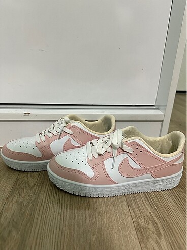 Pembe Nike