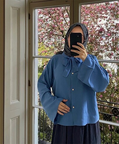 Mavi fiyonklu bluz