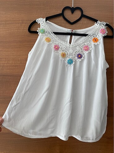 Yakası çiçekli bluz