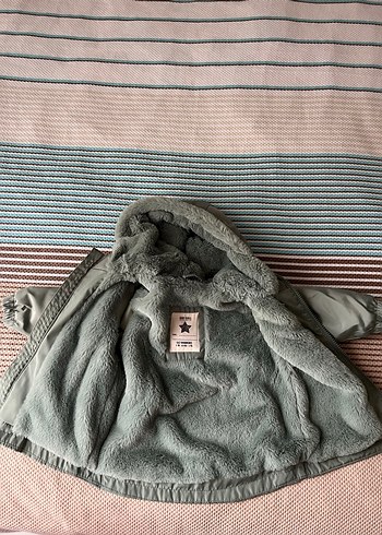 Kız Çocuk yeşil Kapüşonlu Kürklü Ceket - Görsel 3