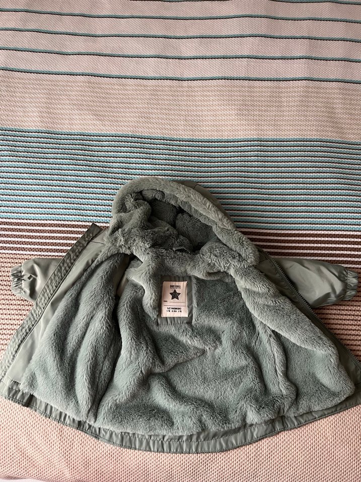 Kız Çocuk yeşil Kapüşonlu Kürklü Ceket - Görsel 3