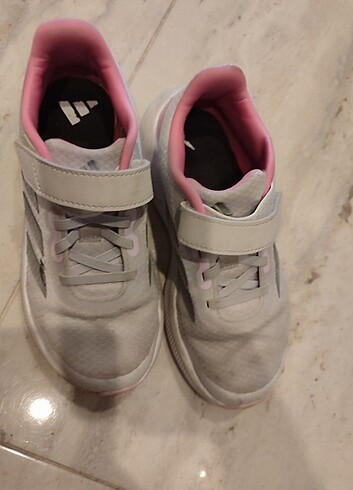 Adidas gri ve pembe şıklığı ile 32 numara orjinal