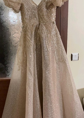 V Yakalı Parlak Bej Uzun Abiye Elbise - Görsel 2