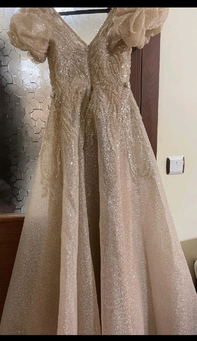 V Yakalı Parlak Bej Uzun Abiye Elbise - Görsel 2