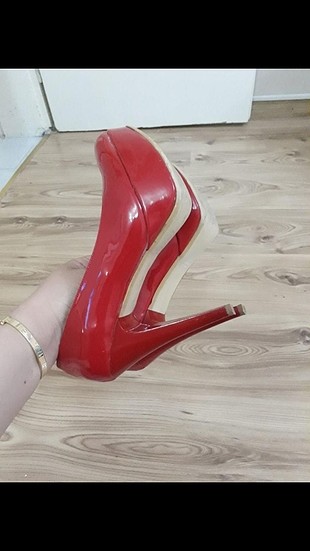 38 Beden kırmızı rugan topuklu 