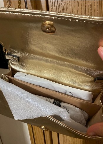 Guess Zincir Detaylı Parlak Altın Deri Kadın Çanta