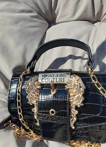 Versace canta 